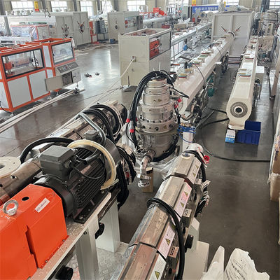 Индивидуальная машина для производства пластиковых труб, включая систему управления ПЛК и скорость от 1 до 30 метров в минуту для процесса экструзии труб