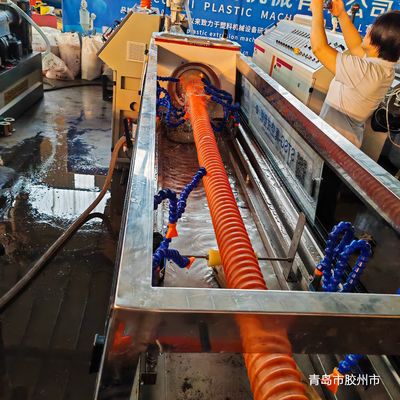 Водяное охлаждение HDPE углеродные спиральные трубы машина специализируется на производстве Pe трубы обеспечивая производительность и легкую эксплуатацию