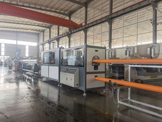 Линия экструзии труб из ПЭ MPP с одношнековым экструдером, вакуумным баком длиной 9 метров и экспортной стандартной упаковкой