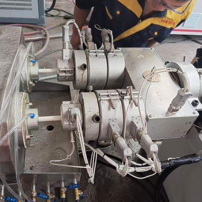 Специализированный экструдер для труб из пластика с двумя винтами из ПВХ/УПВХ, подходящий для промышленной обработки полимеров