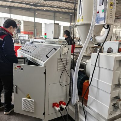 Оборудование производственной линии для производства спирально-армированных труб из полиэтилена с углеродным волокном с водяным охлаждением для труб с внутренним диаметром 30-200 мм, обеспечивающее непрерывное экструзионное производство